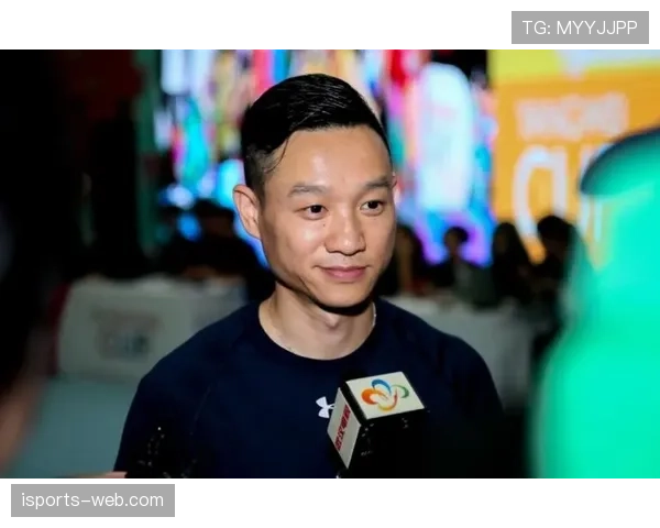 刚刷到杨威逛商场，手腕那块表把我十年房贷都比下去了