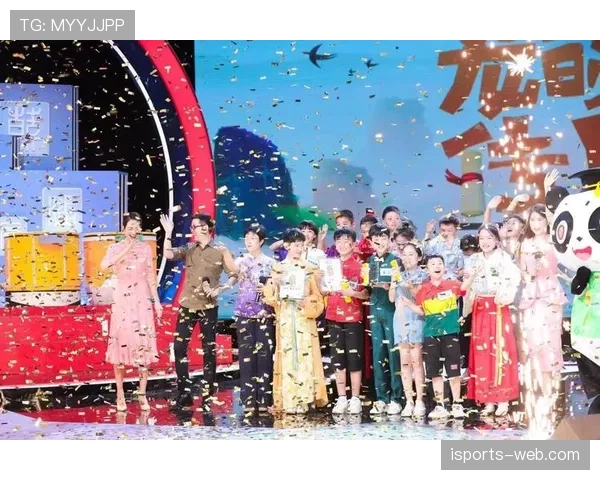 何冰娇训练完随手啃鸡腿的样子，真不像拿过世界冠军的人