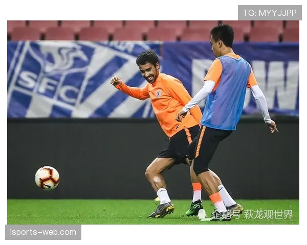 坎通纳的无球跑位如何撕裂防线并超越当代9号的牵制价值